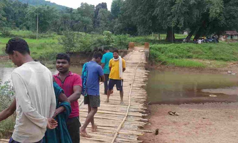 Chhattisgarh: शाशन को नहीं हैं, ग्रामीणों की परवाह, चंदा इकठा कर बनाया, चिनार नदी पर बनाया लकड़ी का पुल...