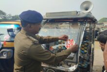 पुलिस अधीक्षक ने टांसपोर्टरों की बैठक, ऑटो चालकों की बड़ी मुसीबत, सुरक्षा को ध्यान में रखते पुलिस ने चिपकाया रजिस्टर्ड सीरियल नंबर...