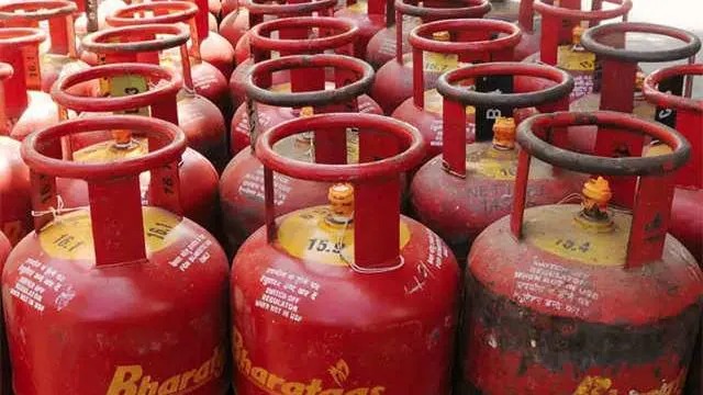 Gas Cylinder Price Latest: अब हर महीने 450 रुपए में ही मिलेगा Gas Cylinder, वित्त मंत्री ने किया ऐलान, जल्द जारी होगा आदेश...