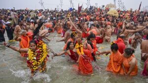 Prayagraj: दुनिया में आस्था के सबसे बड़े संगम महाकुंभ आज तीसरा दिन, संगम में डुबकी लगाने पहुंचे लाखों श्रद्धालु...