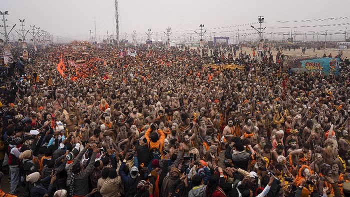 Prayagraj: दुनिया में आस्था के सबसे बड़े संगम महाकुंभ आज तीसरा दिन, संगम में डुबकी लगाने पहुंचे लाखों श्रद्धालु...