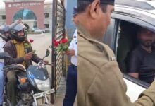 यातायात जागरूकता: सड़क सुरक्षा को लेकर पुलिस एलर्ट मोड पे पुलिस ने हेलमेट पहने चालकों को दिया गया गुलाब फूल...