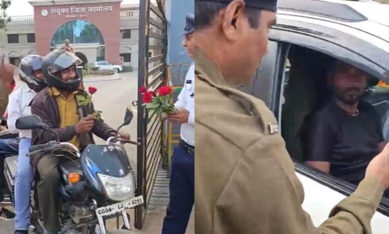 यातायात जागरूकता: सड़क सुरक्षा को लेकर पुलिस एलर्ट मोड पे पुलिस ने हेलमेट पहने चालकों को दिया गया गुलाब फूल...