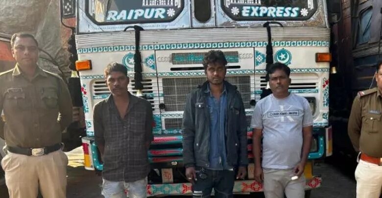 तीन वाहनों से 31 टन 600 किलो कबाड़ पुलिस ने पकड़ा, 8.57 लाख रुपये की कबाड़...