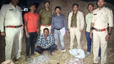 नगर पंचायत अध्यक्ष प्रत्याशी के घर से मिली महाराष्ट्र ब्रांड की शराब पेटी...