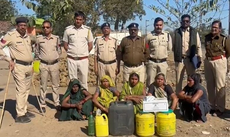 CG Update: छत्तीसगढ़ में पुलिस की बड़ी कार्रवाई,अलग-अलग मामलों में 230 लीटर अवैध महुआ शराब जब्त, 13 आरोपी गिरफ्तार...