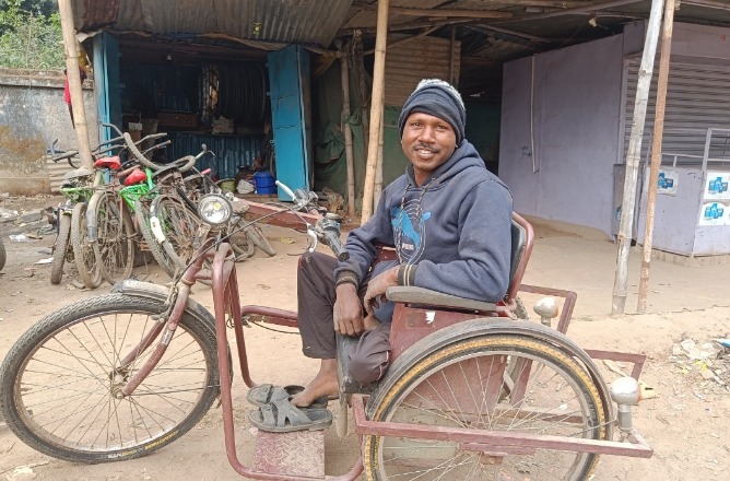 सरकारी योजना से आत्मनिर्भर बने बुन्देल कुमार, ट्राइसाइकिल से आसान हुआ सफर...