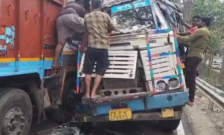 CG: तेज रफ़्तार 2 ट्रकों के बीच हुई जबरदस्त टक्कर, नेशनल हाइवे 30 के केशकाल घाट पर लगा लम्बा जाम...