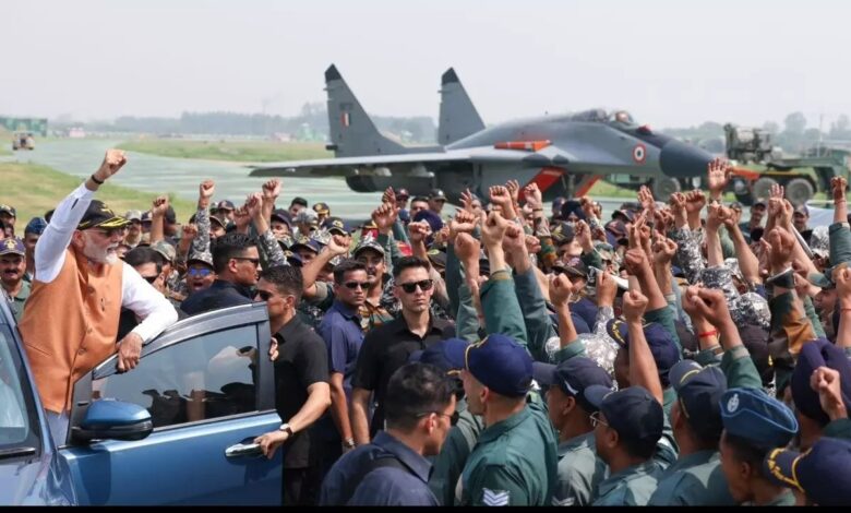 ऑपरेशन सिंदूर: वायुसेना के योद्धाओं और सशस्त्र बलों के जवानों से मिले PM मोदी...