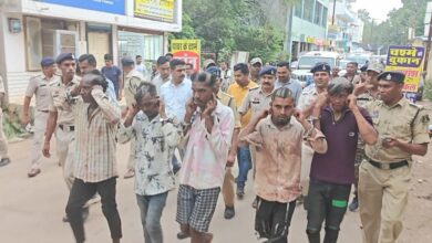 पुलिस ने आधा सिर मुंडवाकर निकाला जुलूस,11 बदमाशों ने मिलकर की 3 युवकों की हत्या, धारदार चाकू से प्राण निकलते तक गोदता रहा ये आरोपी...