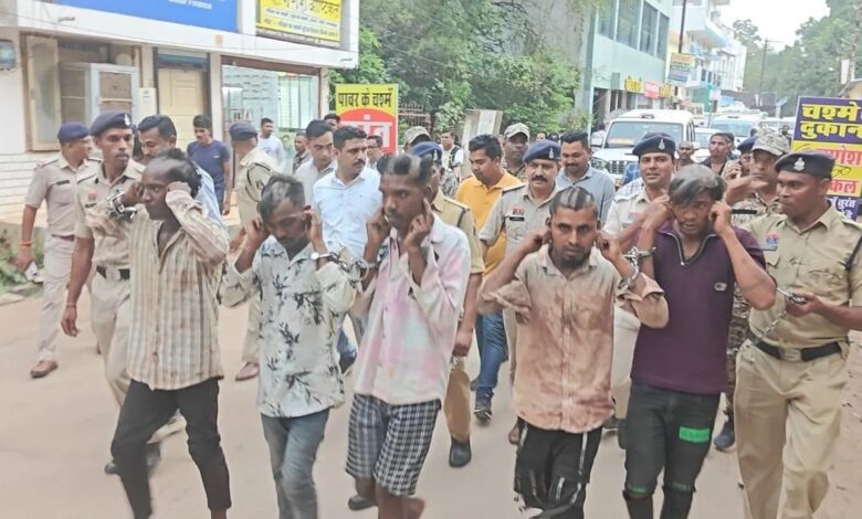 पुलिस ने आधा सिर मुंडवाकर निकाला जुलूस,11 बदमाशों ने मिलकर की 3 युवकों की हत्या, धारदार चाकू से प्राण निकलते तक गोदता रहा ये आरोपी...