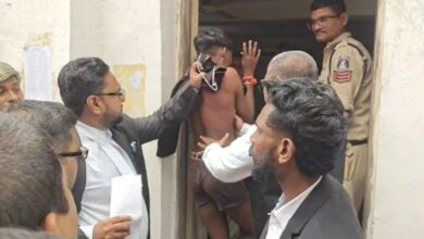 रायपुर कोर्ट परिसर में सनसनी: आरोपी ने वकील को चाकू दिखाया, वकीलों ने घेरकर पीटा...