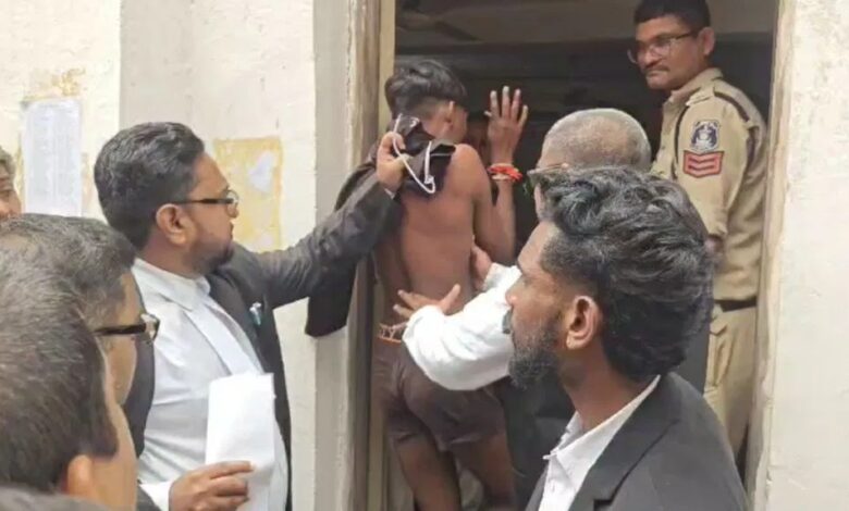 रायपुर कोर्ट परिसर में सनसनी: आरोपी ने वकील को चाकू दिखाया, वकीलों ने घेरकर पीटा...