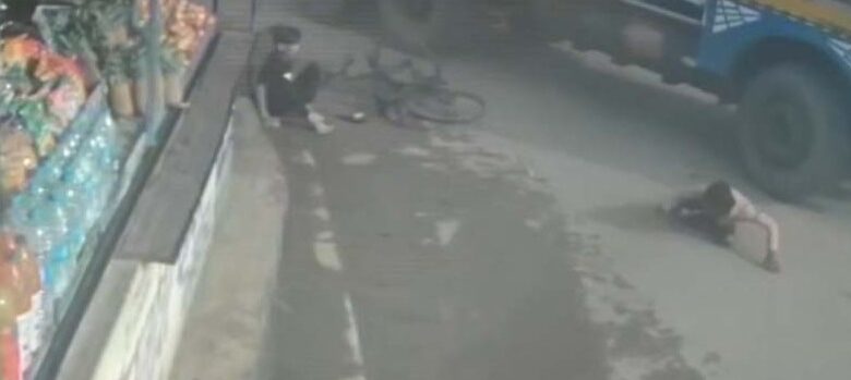 गरियाबंद में बड़ा हादसा टला: ट्रक की ठोकर से साइकिल सवार दो बच्चे बाल-बाल बचे, CCTV फुटेज वायरल...