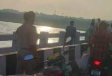 आरंग: पुल पर लावारिस हालत में मिला एक्टिवा, दुपट्टा बांधकर महिला के कूदने की आशंका, गोताखोरों की तलाश जारी...