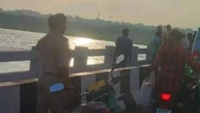 आरंग: पुल पर लावारिस हालत में मिला एक्टिवा, दुपट्टा बांधकर महिला के कूदने की आशंका, गोताखोरों की तलाश जारी...
