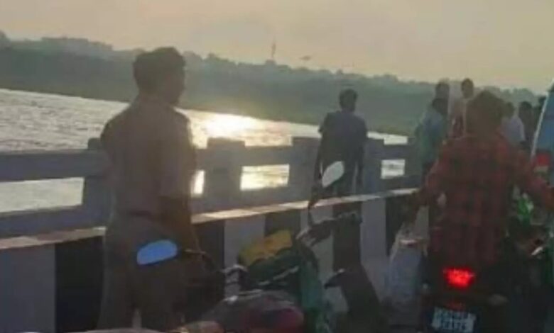 आरंग: पुल पर लावारिस हालत में मिला एक्टिवा, दुपट्टा बांधकर महिला के कूदने की आशंका, गोताखोरों की तलाश जारी...