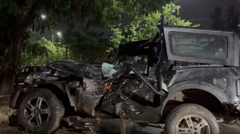 रायपुर VIP रोड पर तेज रफ्तार थार पेड़ से टकराई, 5 युवक सवार – 2 गंभीर घायल...