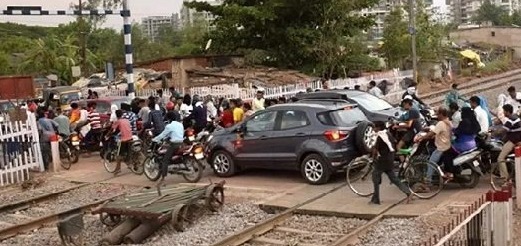 रायपुर कचना फाटक पर ट्रेन से गिरा यात्री, गंभीर हालत में अस्पताल में भर्ती...