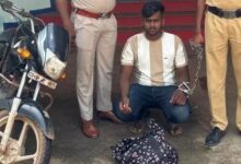 “धमतरी में प्लेटिना बाइक सवार युवक गिरफ्तार, पुलिस ने 1.5 किलो गांजा और बाइक जब्त की”...