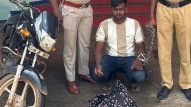 “धमतरी में प्लेटिना बाइक सवार युवक गिरफ्तार, पुलिस ने 1.5 किलो गांजा और बाइक जब्त की”...