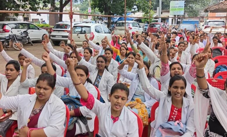 छत्तीसगढ़ NHM हड़ताल: सरकार सख्त, हड़ताली कर्मियों पर ‘नो वर्क नो पे’, बर्खास्तगी की कार्रवाई शुरू...