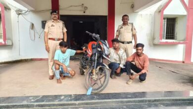 बसना लूटकांड: पुलिस ने 4 आरोपियों को किया गिरफ्तार, नकदी- मोबाइल और बाइक जब्त...