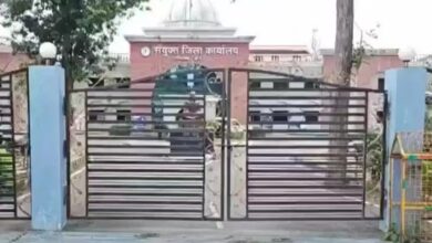 कलेक्टर का कड़ा कदम: देर से आने वाले अफसर-कर्मचारी दफ्तर के बाहर ही हुए बंद...