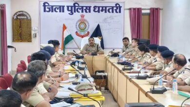 धमतरी में क्राइम मीटिंग: 12 थाना प्रभारियों-विवेचकों को एसपी ने थमाया नोटिस, अपराध नियंत्रण पर दिए सख्त निर्देश...
