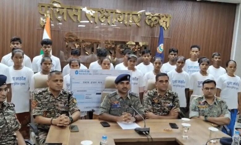 सुकमा में 33 लाख के इनामी समेत 20 नक्सलियों ने किया आत्मसमर्पण, 9 महिलाएं भी शामिल...