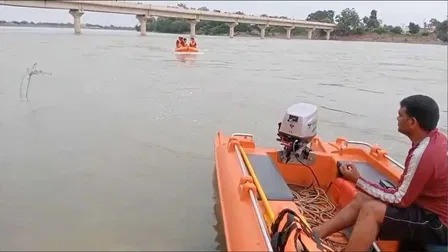 शिवनाथ नदी में गिरे 12 वर्षीय बच्चे को बचाया पर खुद बह गया युवक, रेस्क्यू जारी...