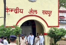 रायपुर में कार्यस्थल पर विवाद: सहकर्मी ने मैनेजर की गर्दन पर हसिया टिकाकर दी जान से मारने की धमकी, आरोपी गिरफ्तार