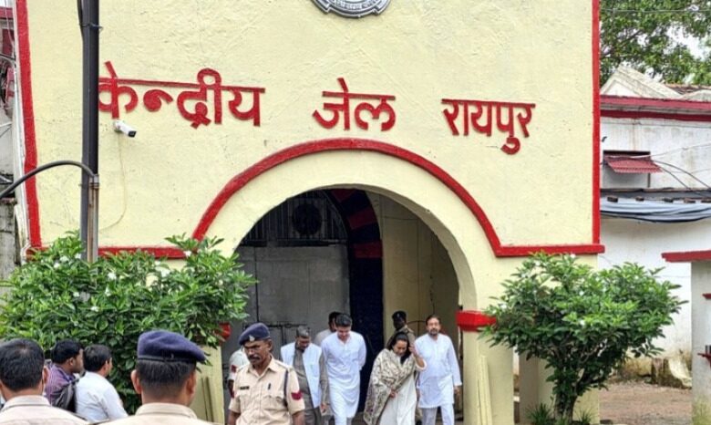 रायपुर में कार्यस्थल पर विवाद: सहकर्मी ने मैनेजर की गर्दन पर हसिया टिकाकर दी जान से मारने की धमकी, आरोपी गिरफ्तार