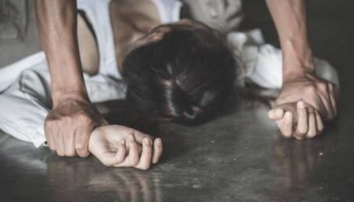 किशोरी से जिद कर मिलने पहुंचा इंस्टाग्राम दोस्त, सहयोगी के साथ मिलकर गैंगरेप को दिया अंजाम...