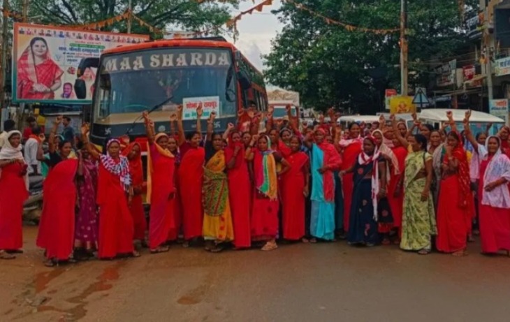CG NEWS: रायपुर जाने से रोकी गईं मितानिनें, गरियाबंद में नेशनल हाईवे जाम कर किया जोरदार प्रदर्शन...