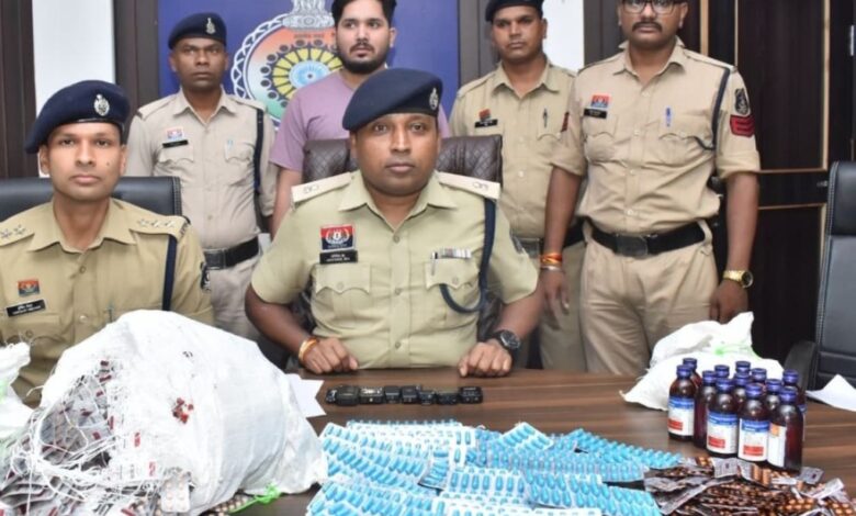 CG Crime: दुर्ग में इंजीनियर ने बनाई फर्जी कंपनी, 17 हजार से ज्यादा नशीली गोलियां व सिरप बरामद, गिरफ्तार...