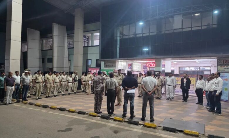 रायपुर रेलवे स्टेशन पर मॉक ड्रिल से मचा हड़कंप, हाई अलर्ट मोड पर डॉग स्क्वायड समेत सुरक्षा दल तैनात...