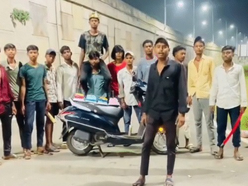 तलवार से केक काटकर मनाया जन्मदिन, वीडियो वायरल होने पर 15 बदमाश गिरफ्तार...