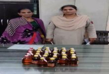 रायपुर में 65 वर्षीय महिला अवैध शराब बेचते पकड़ी गई, 5.760 लीटर शराब बरामद...
