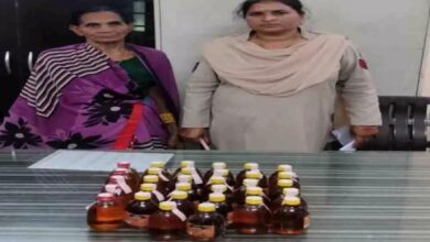 रायपुर में 65 वर्षीय महिला अवैध शराब बेचते पकड़ी गई, 5.760 लीटर शराब बरामद...