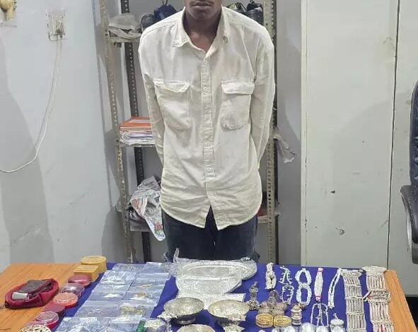 सूना मकान फोड़कर 10 लाख की चोरी, पुलिस ने शातिर चोर को किया गिरफ्तार...