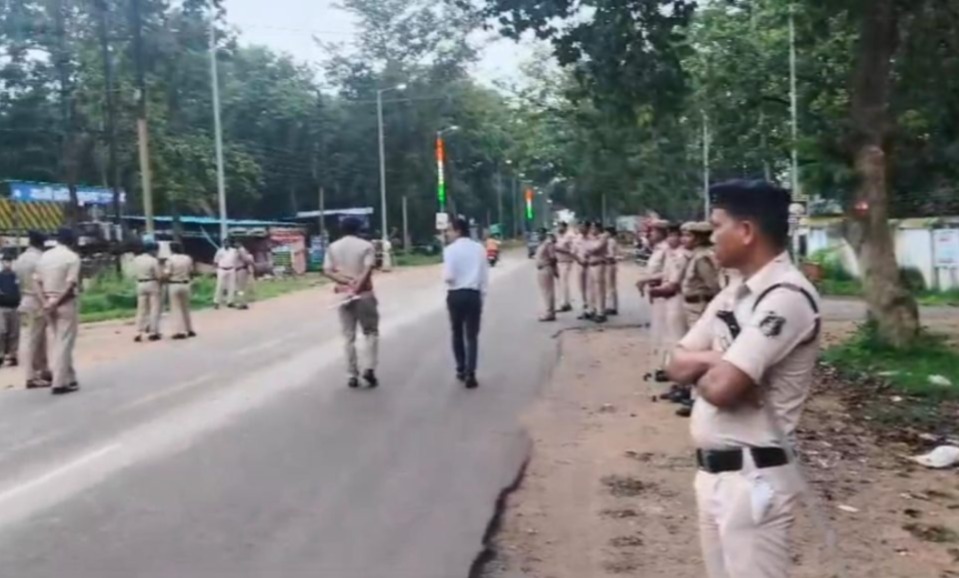 गरियाबंद में प्रशासन की बड़ी कार्रवाई: नेशनल हाइवे किनारे बने अवैध कॉम्प्लेक्स पर बुलडोजर, 22 दुकानें जमींदोज – 200 से ज्यादा पुलिसकर्मी रहे तैनात...