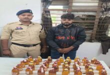 रायपुर में पुलिस की बड़ी कार्रवाई: अवैध शराब के साथ आरोपी जितेन्द्र बांधे गिरफ्तार, स्कूटी और 40 पौवा देशी मदिरा जब्त...