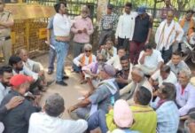 मुआवजा कटौती पर किसानों का फूटा गुस्सा : हजारों ने कलेक्ट्रेट में किया प्रदर्शन, आत्मदाह की कोशिश, उचित मुआवजे की चेतावनी पर अड़े...