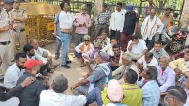 मुआवजा कटौती पर किसानों का फूटा गुस्सा : हजारों ने कलेक्ट्रेट में किया प्रदर्शन, आत्मदाह की कोशिश, उचित मुआवजे की चेतावनी पर अड़े...