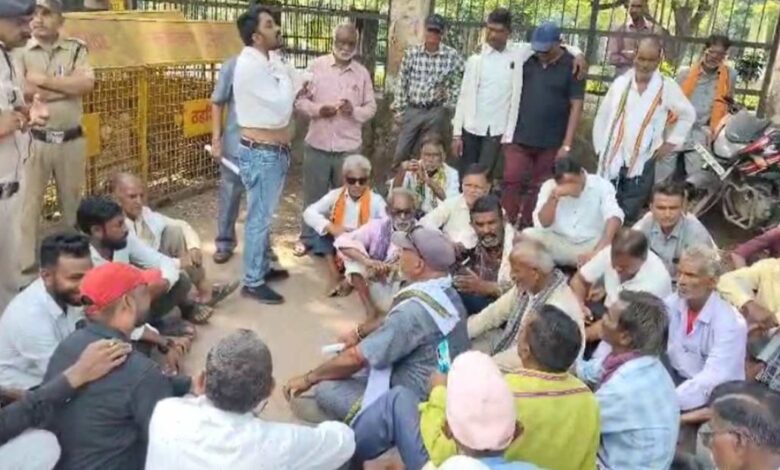 मुआवजा कटौती पर किसानों का फूटा गुस्सा : हजारों ने कलेक्ट्रेट में किया प्रदर्शन, आत्मदाह की कोशिश, उचित मुआवजे की चेतावनी पर अड़े...