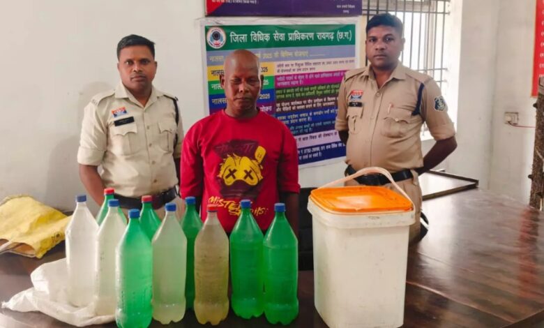 टिकरापारा में अवैध महुआ शराब की बिक्री पर पुलिस की बड़ी कार्रवाई, एक आरोपी गिरफ्तार...