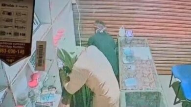 छुईखदान में फिल्मी अंदाज में चोरी: ज्वेलरी शॉप से 5 किलो चांदी पार, CCTV में कैद नकाबपोश चोर...