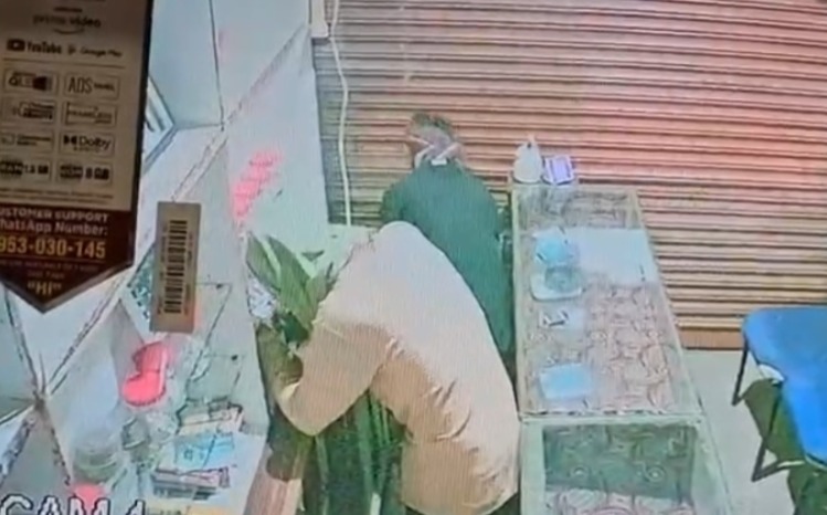 छुईखदान में फिल्मी अंदाज में चोरी: ज्वेलरी शॉप से 5 किलो चांदी पार, CCTV में कैद नकाबपोश चोर...