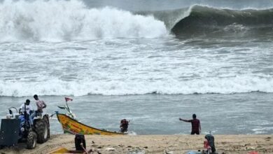 Cyclone Montha का कहर: आंध्र प्रदेश में तबाही — 3 की मौत, 87 हजार हेक्टेयर फसलें बर्बाद, नायडू ने किया हवाई सर्वे और राहत की घोषणा